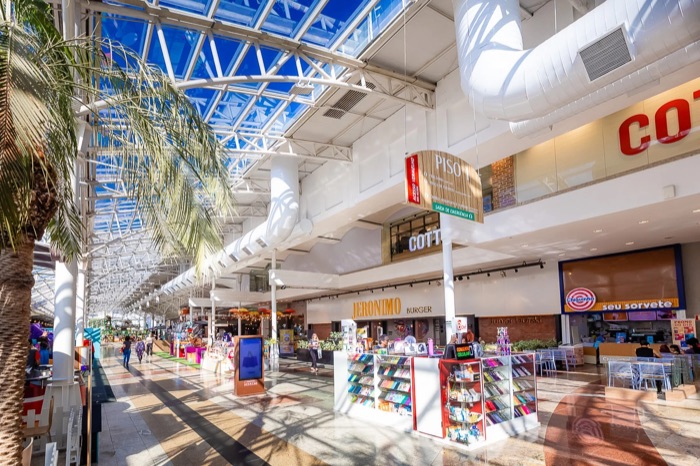 Corredor de shopping center